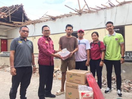 Pemberian Sembako Kepada Warga Desa Banjar yang Mengalami Musibah Bencana Alam Atap Rumah Roboh